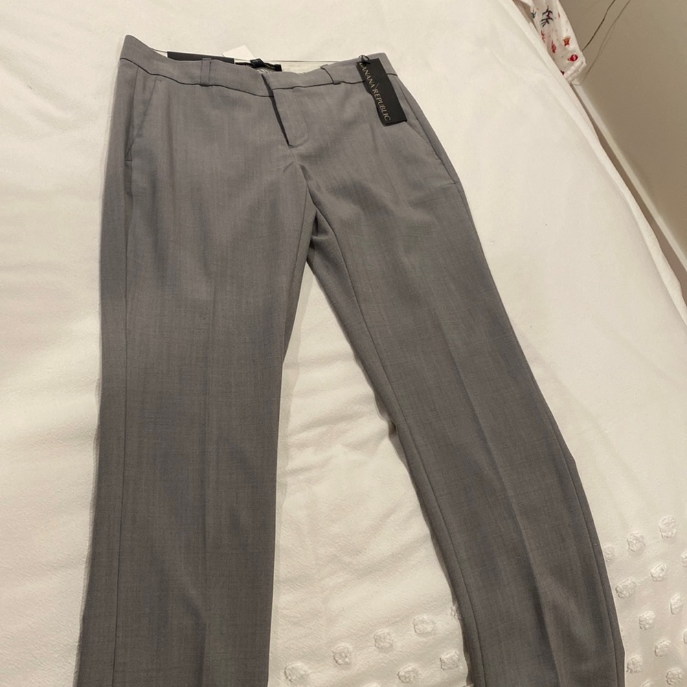 Brand new Banana Republic dress pants. Size 00P.